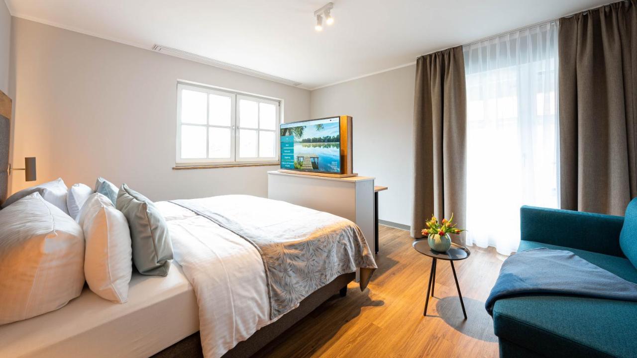 Hotel Sopherl Am - Fruehstueck Auf Der Seeterrasse, Sehr Ruhig Und Wunderschoen Am See, 3 Minuten Nach Oberpfaffenhofen, Viele Radtouren, Restaurants & Cafes In Der Umgebung