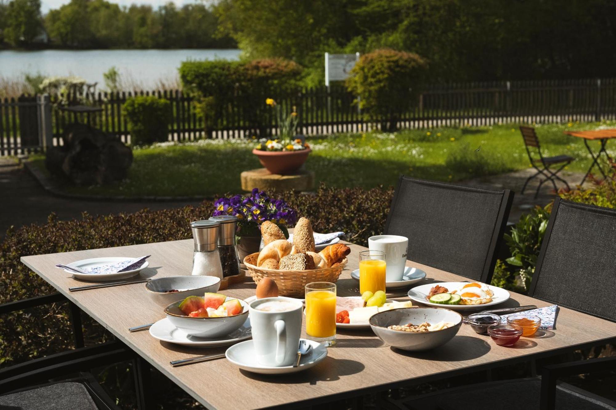 Sopherl Am - Fruehstueck Auf Der Seeterrasse, Sehr Ruhig Und Wunderschoen Am See, 3 Minuten Nach Oberpfaffenhofen, Viele Radtouren, Restaurants & Cafes In Der Umgebung Hotel 3*