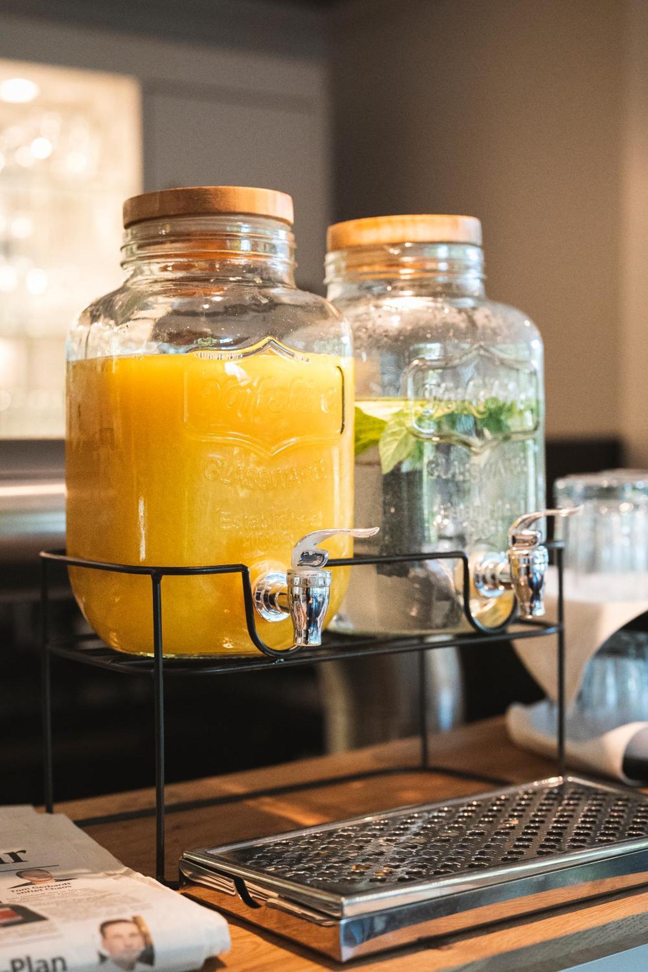 Hotel Sopherl Am - Fruehstueck Auf Der Seeterrasse, Sehr Ruhig Und Wunderschoen Am See, 3 Minuten Nach Oberpfaffenhofen, Viele Radtouren, Restaurants & Cafes In Der Umgebung Weßling